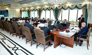 وزیراعظم کی بجلی چوری، سہولت کاری میں ملوث افسران کےخلاف فوری کارروائی کی ہدایت