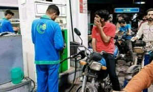 عیدالفطر سے قبل عوام کو دھچکا، پیٹرول کی فی لیٹر قیمت میں 9 روپے 66 پیسے کا اضافہ