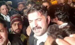 ریلی کے دوران شیر افضل مروت کی ایک شخص کو تھپڑ مارنے کی ویڈیو وائرل