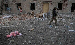 Russian forces  step up pressure in Ukraine&rsquo;s east