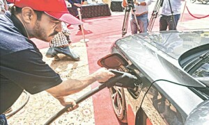 34 کمپنیوں نے الیکٹرک گاڑیاں بنانے کیلئے لائسنس حاصل کر لیے