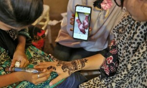 چاند رات پر عید کی تیاری، ہاتھوں پر کیسی مہندی سجائی جائے؟
