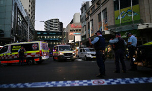 Sydney knife attacker shot dead after killing 6 in Bondi mall Sydney knife attacker shot dead after killing 6 in Bondi mall