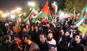 ایران کا اسرائیل پر حملہ، تہران میں شہری جشن منانے سڑکوں پر نکل آئے