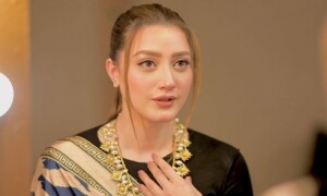 پاکستانی کرکٹرز مومنہ اقبال کو میسج کرکے کیا کہتے ہیں؟ اداکارہ نے بتادیا