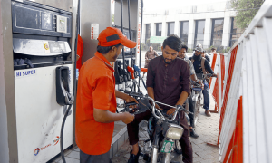 حکومت نے فی لیٹر پیٹرول 4 روپے 53 پیسے مہنگا کردیا