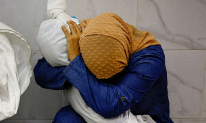 Palestinian woman with dead niece image wins World Press Photo award