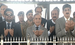 وزیر اعظم ایک روزہ دورے پر کراچی پہنچ گئے