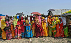 Indian election resumes as heatwave hits voters