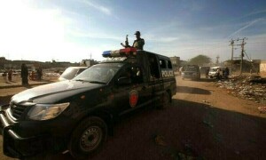 کراچی: مشتعل ہجوم نے دو ڈاکوؤں کو تشدد کا نشانہ بنانے کے بعد آگ لگا دی