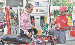 پیٹرول، ڈیزل کی قیمتوں میں 9 روپے فی لیٹر تک کمی کا امکان