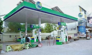 حکومت کا پیٹرولیم مصنوعات کی قیمتوں میں 8روپے 42 پیسے تک کمی کا اعلان