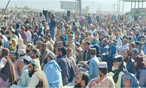 چمن: ویزا قوانین کےخلاف احتجاج کرنے والوں کی ایف سی سے جھڑپ، ایک شخص ہلاک