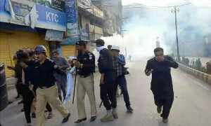 آزاد کشمیر میں ہڑتال کے چوتھے روز بھی کشیدگی برقرار، مظاہرین کی پولیس، رینجرز سے جھڑپیں