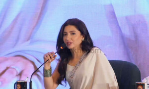ماہرہ خان کی طرف شائقین کی جانب سے چیزیں پھینکنے کی ویڈیو وائرل