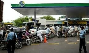 حکومت کا پیٹرول 15 روپے 39 پیسے فی لیٹر سستا کرنے کا اعلان