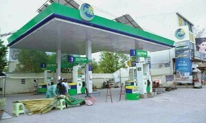 ابتدائی کنفیوژن کے بعد پیٹرول، ڈیزل کی قیمتوں میں معمولی کمی کا اعلان