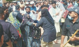 کراچی پریس کلب کے باہر اساتذہ کا احتجاج، پولیس کا لاٹھی چارج، متعدد مظاہرین زیر حراست