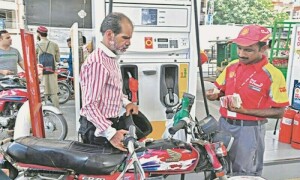 پیٹرولیم لیوی میں فی لیٹر 20 روپے تک اضافے کا امکان