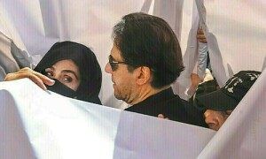 190 ملین پاؤنڈز کیس: عمران خان لیگی رہنما کی کمرہ عدالت میں موجودگی پر برہم