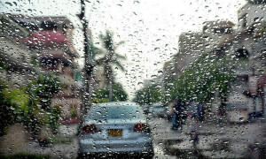 کراچی: شدید گرمی کی لہر کے دوران شہر کے کچھ علاقوں میں بارش
