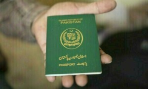 بیرون ملک پناہ لینے والوں کو پاسپورٹ کے اجرا پر پابندی کا نوٹیفکیشن سپریم کورٹ میں چیلنج
