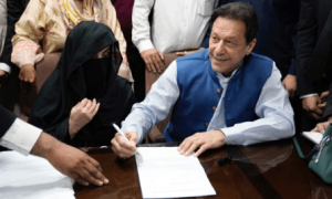 عمران خان کی 6، بشریٰ بی بی کی ایک مقدمے میں درخواست ضمانت پر سماعت ملتوی