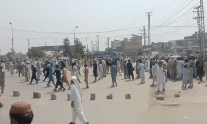 پشاور میں بجلی لوڈشیڈنگ کے خلاف احتجاج، رنگ روڈ ٹریفک کیلئے بند