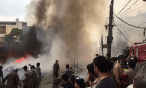 پشاور: ریلوے پٹڑی کے قریب دکانوں میں آتشزدگی، 40 سے زائد دکانیں جل گئیں