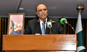 مسلم لیگ (ن) سے حکومت نہیں چل رہی، بنانا اور گرانا جانتے ہیں، آصف زرداری