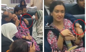 فیکٹ چیک: صنم جاوید پر رکھا مرد کا ہاتھ ان کے وکیل نہیں والد کا ہے