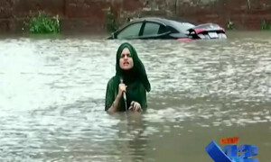 لاہور میں بارش کے پانی میں اندر جاکر رپورٹنگ کرنے کی خاتون رپورٹر کی ویڈیو وائرل