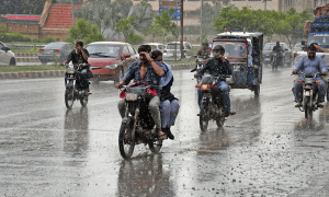 کراچی کے مختلف علاقوں میں بارش، موسم خوشگوار ہوگیا