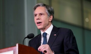 Blinken speaks with UK, French counterparts to &lsquo;de-escalate&rsquo; rising Mideast tensions