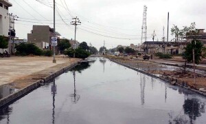 Downpour in parts of city, overflowing sewers add to Karachiites&rsquo; woes