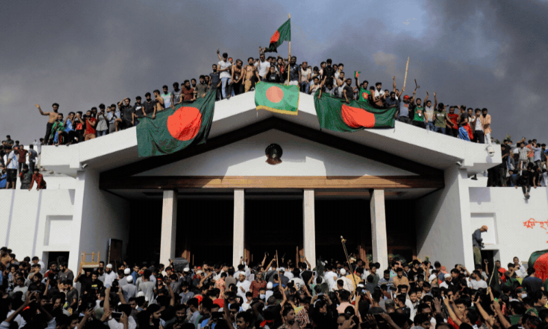 اداریہ: &rsquo;اختلاف رائے کے تمام راستے بند کرنے والوں کے لیے بنگلہ دیش سبق ہے&lsquo;