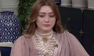 مومنہ اقبال سے حساس سوال پوچھنے پر ندا یاسر کو تنقید کا سامنا