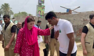 مریم نواز کی ارشد ندیم کے گھر آمد، 10 کروڑ روپے کا چیک، سوک کار پیش
