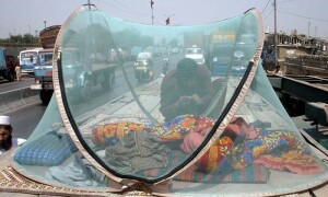 Heat and rain punish Karachi&rsquo;s homeless