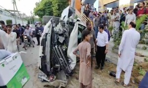 کراچی: کارساز روڈ پر گاڑی کی ٹکر سے باپ بیٹی جاں بحق، 4 افراد زخمی