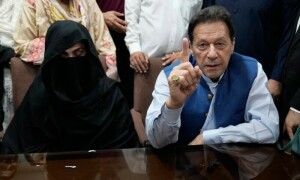 190 ملین پاؤنڈ ریفرنس: عمران خان، بشریٰ بی بی کے وکلا کی غیر حاضری پر سماعت ملتوی