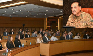 آرمی چیف کی طلبہ کے وفد سے ملاقات، غلط معلومات، جعلی خبروں کے خطرات پر گفتگو