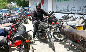 Women ride Pakistan&rsquo;s economic crisis into the workplace