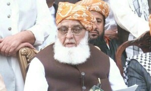 آئینی ترامیم کا معاملہ: مولانا فضل الرحمٰن کو منانے کے لیے حکومت اور اپوزیشن کوشاں