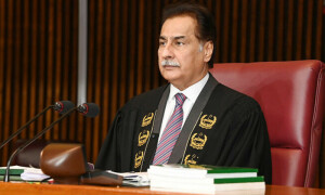 اسپیکر ایاز صادق &rsquo;دباؤ&lsquo; کے باوجود حکومت اور اپوزیشن کے درمیان ثالثی کیلئے کوشاں
