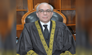 آرٹیکل 63 اے کی تشریح کے فیصلے پر نظرثانی اپیل، جسٹس منیب اختر کا بینچ کا حصہ بننے سے معذرت