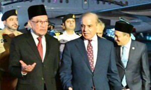 PM Shehbaz welcomes Malaysian PM to Pakistan on 3-day visit
