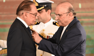 صدر مملکت نے ملائیشیا کے وزیر اعظم کو نشان پاکستان سے نواز دیا
