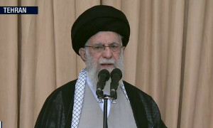 ملت اسلامیہ کی حفاظت کیلئے دفاعی لکیر بنانا ہوگی، آیت اللہ خامنہ ای