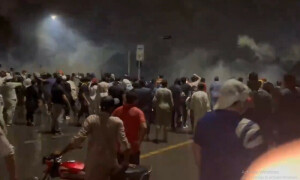 پی ٹی آئی کارکن ڈی چوک اسلام آباد پہنچ گئے، موسلا دھار بارش کے دوران پولیس کی شیلنگ